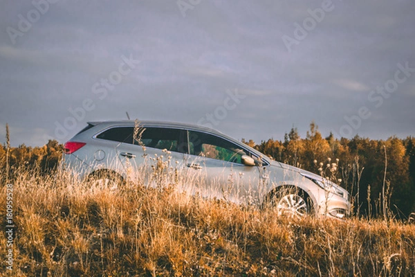 Obraz VILNIUS, LITHUANIA - SEPTEMBER 2017 - KIA car against autumn forest background