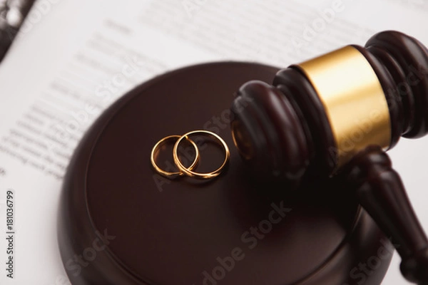 Obraz Divorce concept with gavel and wedding rings
