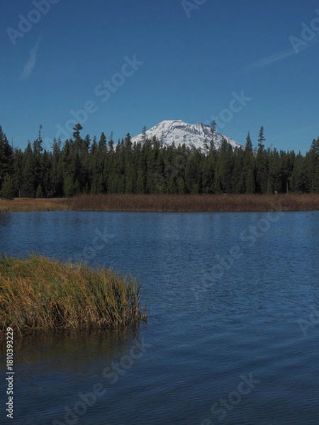 Obraz South Sister in the Cascade Mountains viewed from Little Lava Lake on a sunny fall day.