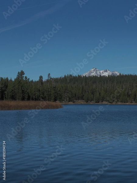 Obraz Broken Top in the Cascade Mountains viewed from Little Lava Lake on a sunny fall day.