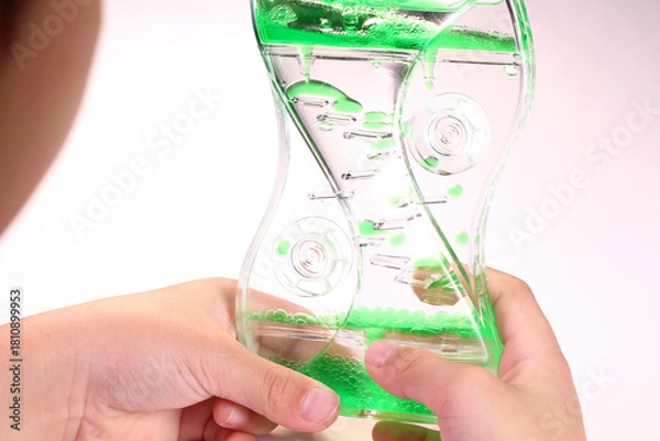 Obraz オイルモーションを持つ子どもの手