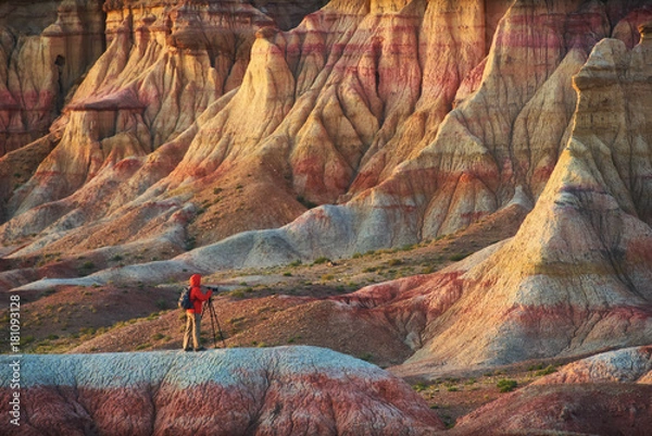 Obraz A person taking pictures in colorful Mongolian canyons.