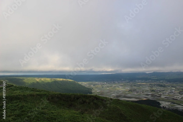 Obraz 大観峰展望台からの眺望『熊本県阿蘇市”大観峰”阿蘇の自然と雲』　山と街並み