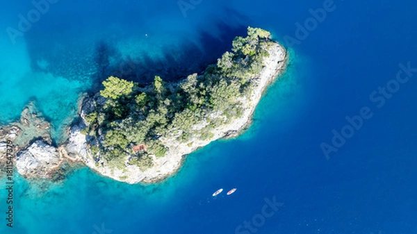 Fototapeta Stunning overhead view of rugged cliffs and crystal-clear Mediterranean water.