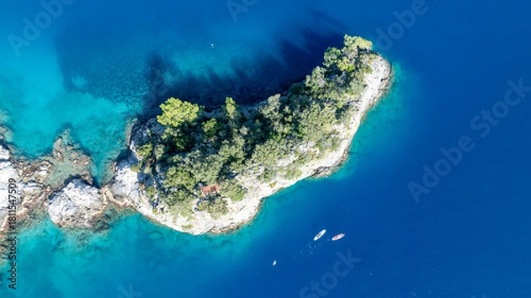 Fototapeta Stunning overhead view of rugged cliffs and crystal-clear Mediterranean water.