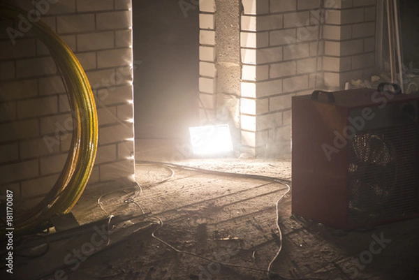 Obraz halogen lamp in unfinished building