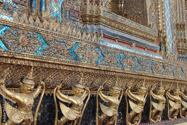 Obraz hall in a buddhist temple (wat phra kaeo) at the royal palace in bangkok in thailand 