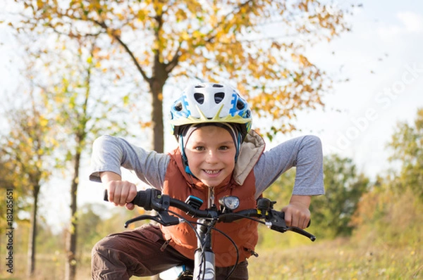 Obraz fahrradfahrender kleiner junge