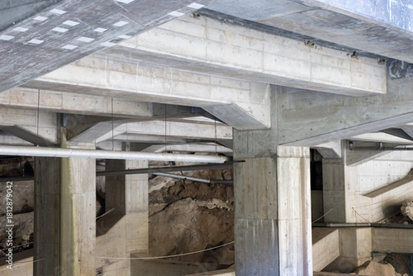 Fototapeta 人工地盤黒部峡谷鉄道宇奈月駅 の下部から