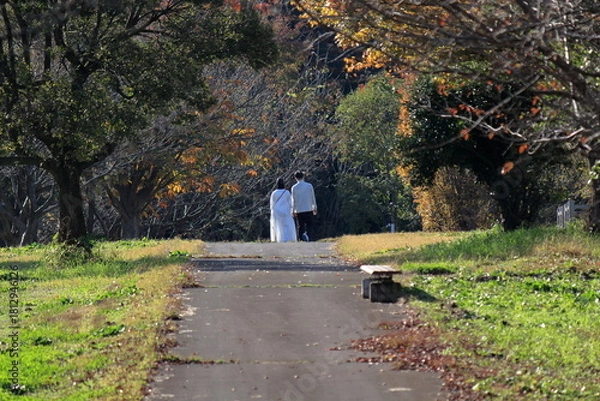 Obraz 秋の公園を散歩するカップル