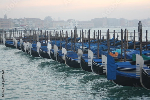 Fototapeta gondolas waiting