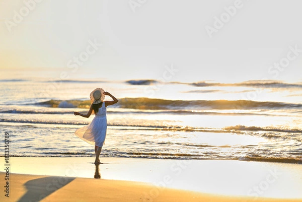 Obraz 夕焼けの海を眺める彼女