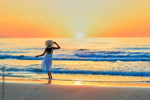 Obraz 夕焼けの海を眺める彼女