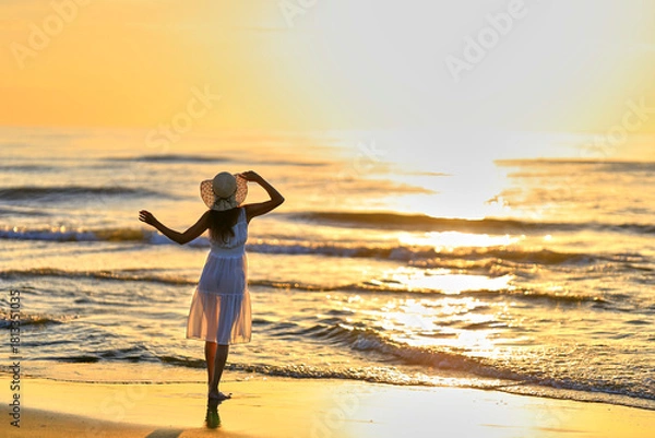 Obraz 夕焼けの海を眺める彼女