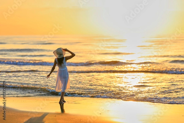 Obraz 夕焼けの海を眺める彼女