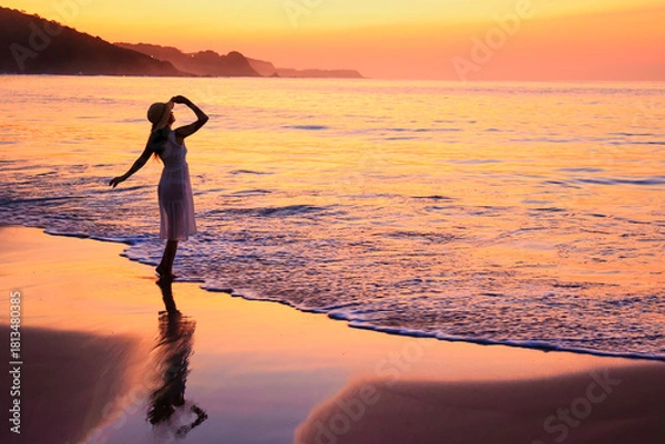 Obraz 夕焼けの海を眺める彼女