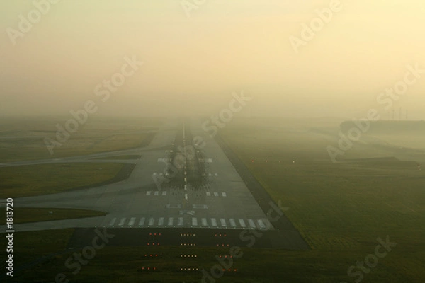 Obraz pas startowy we mgle