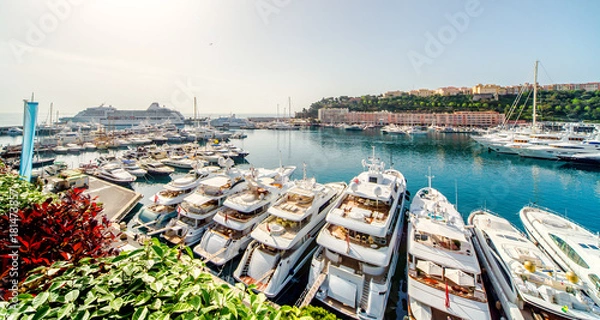 Obraz Panoramiczny widok portu w Monako, luksusowe jachty z rzędu