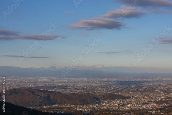 Fototapeta 山から見る夕方の街並み