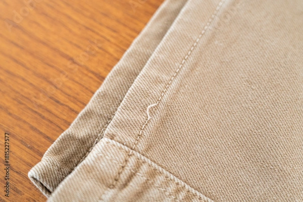 Obraz 裾部分の糸ほつれが目立つ綿パンツディテール