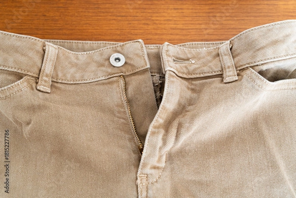 Obraz 前開きファスナー部分が見える綿パンツの構造