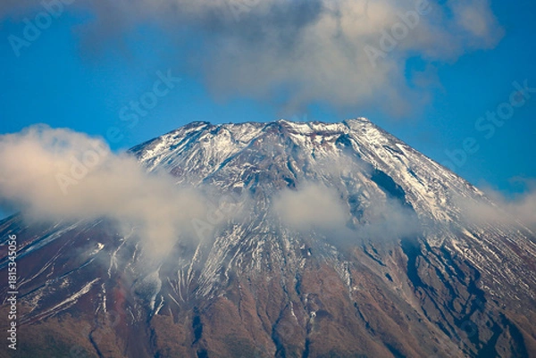 Fototapeta 晩秋の富士山麓朝霧高原のキャンプ場から富士山の絶景　　静岡県富士宮市　日本