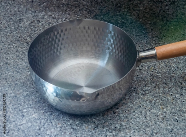 Obraz 나무 손잡이가 달린 알루미늄 편수 냄비