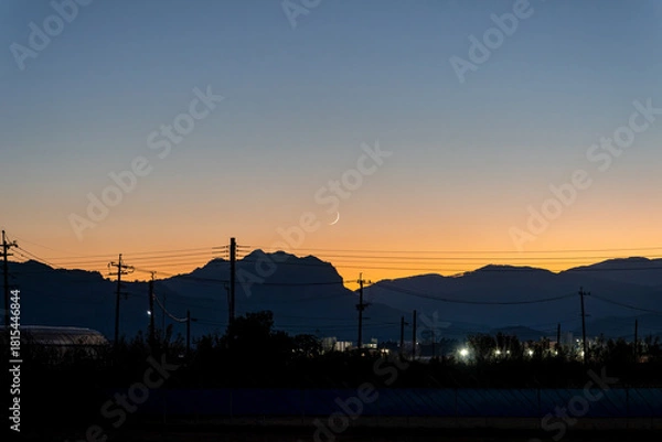 Fototapeta 山の向こうに見える夕焼け