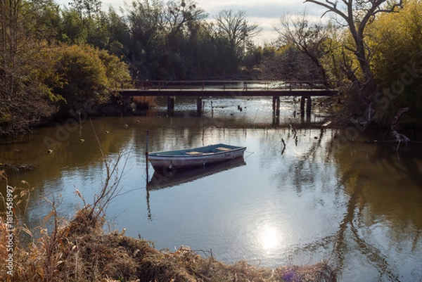 Obraz 湖に浮かぶボートと橋
