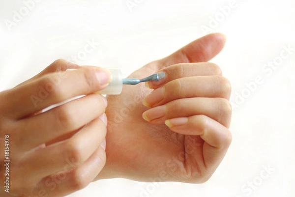 Fototapeta マニキュアを塗る手
