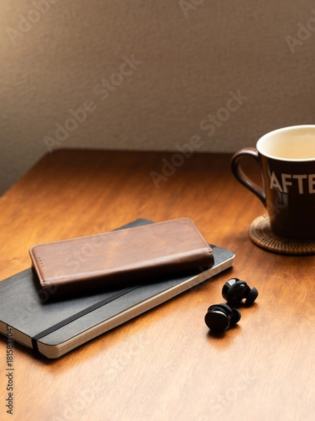 Fototapeta テーブルの上の手帳とイヤホンとマグカップ