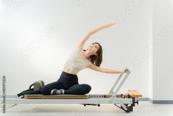 Obraz ピラティス女子 日本人女性がリフォーマーでポーズ