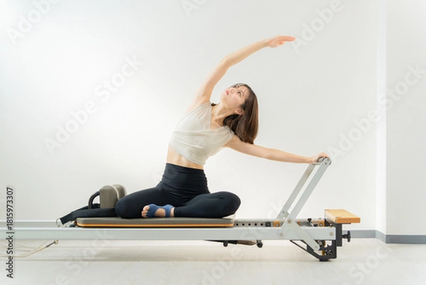 Obraz ピラティス女子 日本人女性がリフォーマーでポーズ