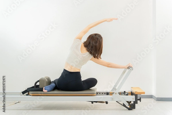 Obraz ピラティス女子 日本人女性がリフォーマーでポーズ