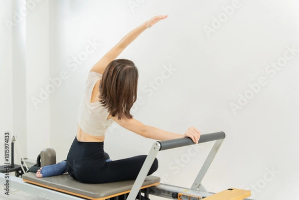 Obraz ピラティス女子 日本人女性がリフォーマーでポーズ