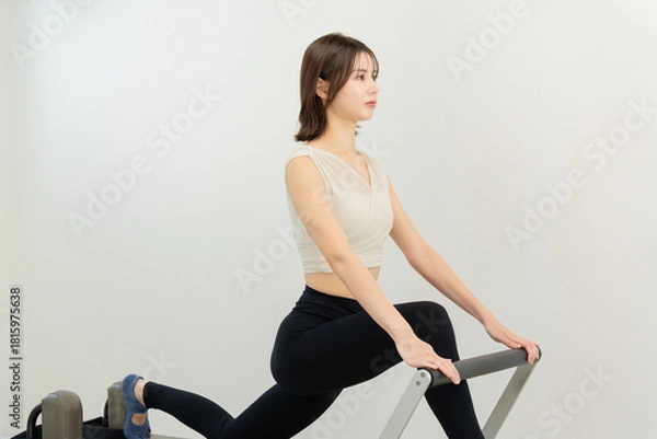 Obraz ピラティス女子 日本人女性がリフォーマーでポーズ