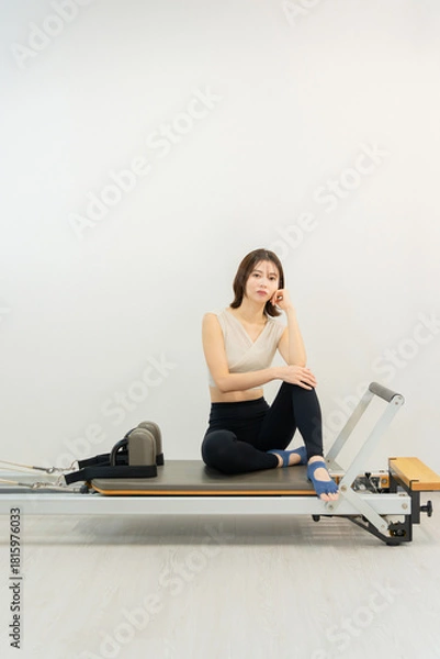 Obraz ピラティス女子 日本人女性がリフォーマーでポーズ