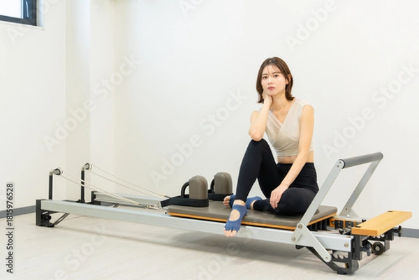 Obraz ピラティス女子 日本人女性がポーズ