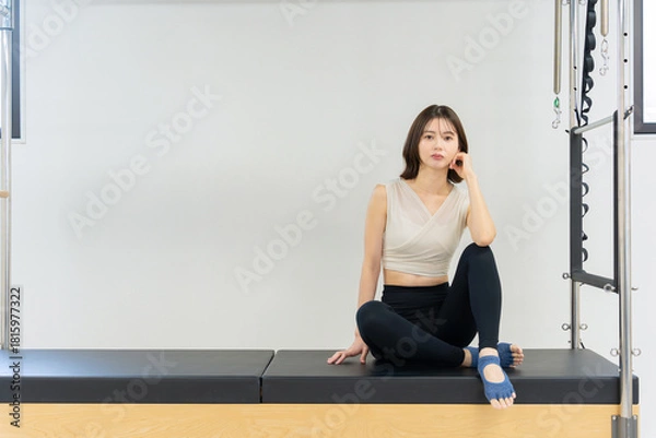 Obraz ピラティス女子 日本人女性がポーズ
