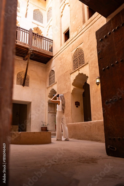 Obraz Woman traveling in oman exploring traditional courtyard architecture
