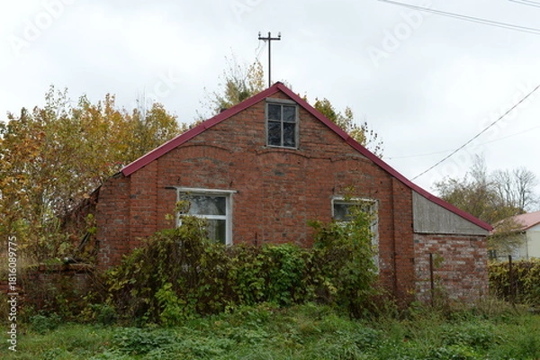 Fototapeta An old brick house in the village of Druzhba in the Pravdinsky district of the Kaliningrad region
