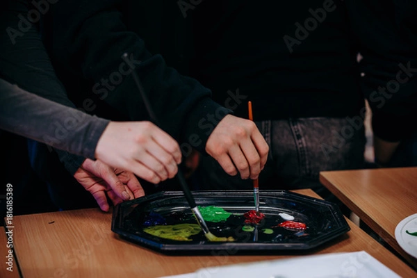 Fototapeta Dłonie malują pędzlem