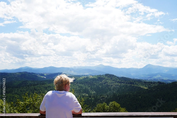 Fototapeta A guy looks at the beautiful mountains, Carpathians, Ukraine