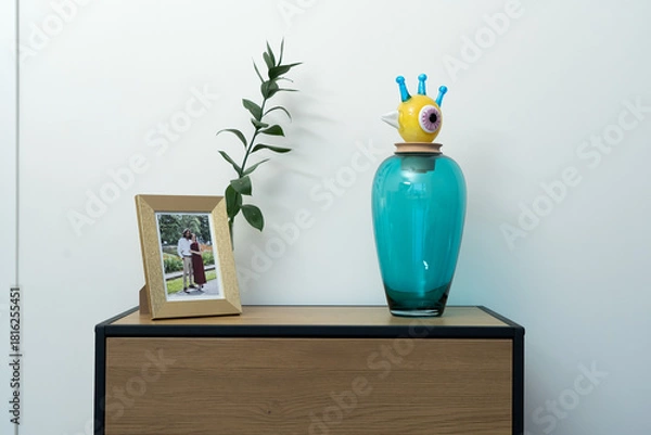 Obraz Bright kitchen cupboard with mugs and glassware neatly displayed, creating a clean and homely ambiance