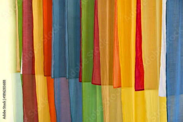 Obraz 様々な淡い色に染められて飾られている帯状の布