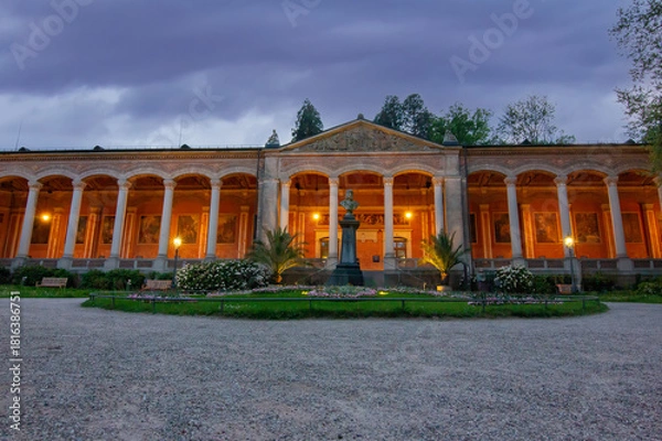 Fototapeta Trinkhalle building at twilight or night, giving the structure a dramatic atmosphere