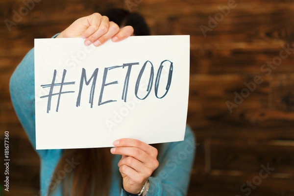 Fototapeta woman showing a note with the text me too