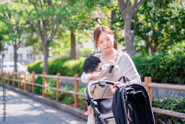Obraz ベビーカーでお出かけをするお母さんと子ども