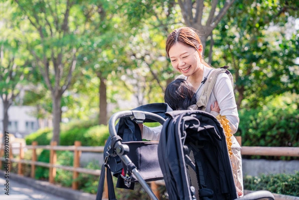 Obraz ベビーカーでお出かけをするお母さんと子ども
