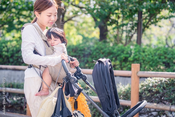 Obraz ベビーカーでお出かけをするお母さんと子ども